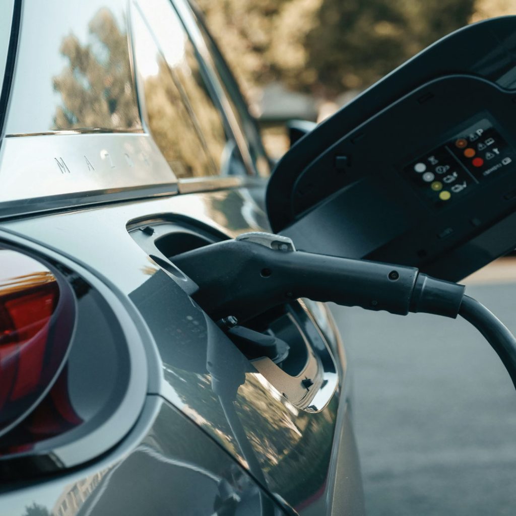 Ladeinfrastruktur in WEG: E-Mobilität & Steuer-Tipps | Hamburg 2025