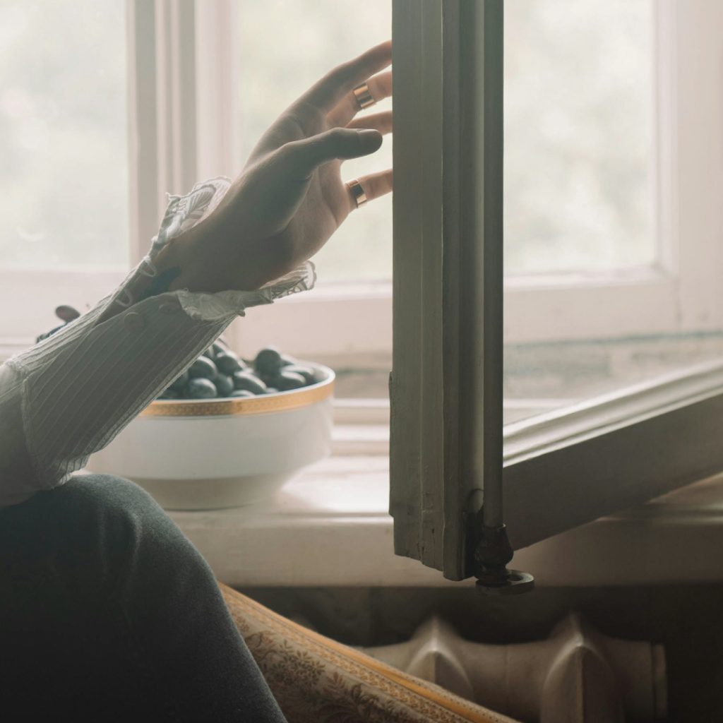 Bild zu: Der BGH urteilte, dass die alleinige Gefahr von Schimmelbildung keine Mietminderung rechtfertigt. Maßgeblich sind der konkrete Zustand und zumutbares Lüften.